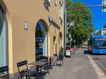 Alueella useita kahviloita ja ravintoloita.