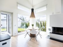 Olohuoneessa on tilaa isollekin ruokailuryhmälle