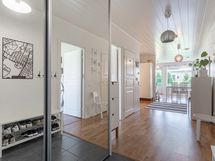 Näkymä sisääntulon suunnasta eteiseen ja edelleen olohuoneeseen saakka