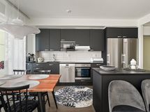 Avokeittiö saarekkeineen.