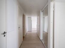 Eteinen. Kuva asunnosta A58, jossa vastaava pohjaratkaisu, materiaalit voivat poiketa.