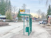 Linja-autot kulkevat Puistolan raittia. Noin 650 m.