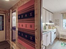 Pesuhuone ja sauna ulko-oven ja keittiön välissä.