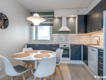 Kaunis keittiö, jossa hyvin säilytystilaa