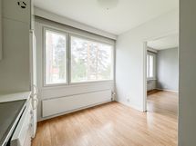 Keittiössä on tila pienelle ruokailuryhmälle, sekä kulku makuuhuoneeseen.