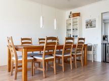 Ruokailutilaan mahtuu iso pöytä.