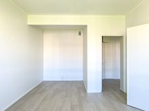 Alkovi on 2,15m leveä ja syvä.