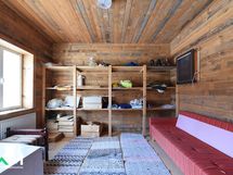 Alakerran huone