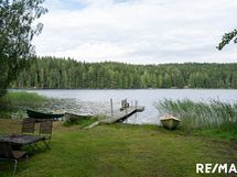 Läheinen yhteisranta, jossa hyvä uimaranta ja soutuveneelle paikkoja
