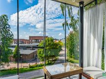 Keskikerroksen lasitettu parveke