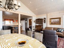 Näkymä ruokailutilasta keittiöön