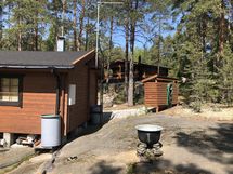 Saunarakennuksen takaa, vieressä puukatos