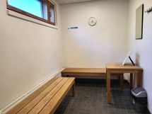 Taloyhtiön pukuhuone.