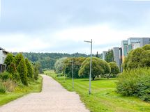Vieressä upeat ulkoilumahdollisuudet Viikonojanpuistossa.