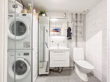 Kylpyhuoneessa on paikka pesutornille.