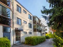 Julkisivua takapihalta