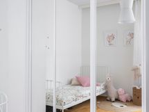 Asunnossa on runsaasti kiinteää kaappitilaa.