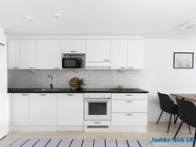 Nykyaikaisessa keittiössä on kaikki tarpeelliset varusteet.