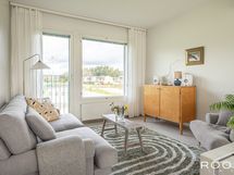 Olohuoneesta on avarat näkymät pohjoisen suuntaan.