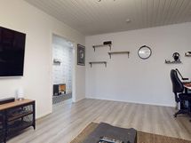 Olohuoneessa lisäksi esim. leikkitilaa