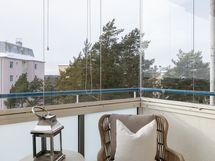 Lasitettu parveke länteen päin