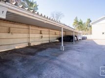 Autokatospaikka sisältyy.