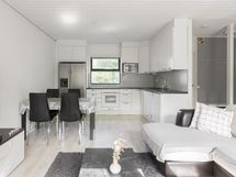 Isokin pöytä mahtuisi tähän tilaan