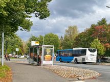 Liikkuminen on helppoa bussilla, vain muutaman sadan metrin päässä on bussipysäkki. Junalle n. 1,3km