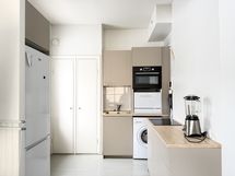 keittiössä kaikki tarvittavat varustelut: pyykinpesukone, astianpesukone sekä muut kodinkoneet