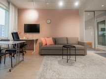 Kerhotila, jossa on asukkaiden yhteiseen käyttöön tarkoitettu etätyöpiste ja oleskelutila.