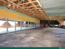 Halli jossa täyspitkä uima-allas