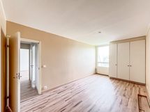 Erittäin tilavassa makuuhuoneessa on tilaa leveämmällekin parisängylle ja kaappitilaa valmiina.