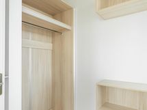 Yläkerran vaatehuone