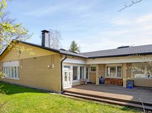 Takapihan rauhallinen terassi