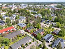 Keravan keskustan palvelut ja juna-asema n. kilometrin päässä.