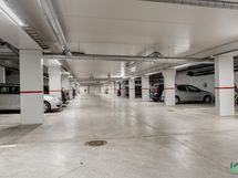 Autopaikat pohjakerroksessa.