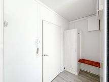 Eteisessä kätevä ovipuhelin.