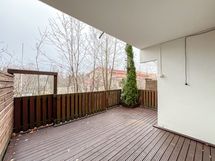 Asuntoon kuuluu viihtyisä aidattu terassi, joka on kaakon suuntaan.