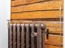 Eteisen upeana yksityiskohtana on valurautapatteri