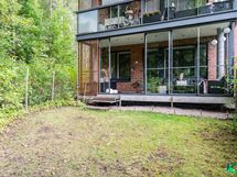 Oma piha on aidattu verkolla ja lapsille/koirille turvallinen