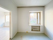 Makuuhuoneen ikkuna kadun suuntaan.