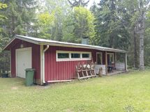 Talousrakennuksessa on autotalli, pukuhuone ja puusauna