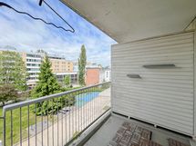Huoneen parveke ja ikkunat suuntaavat luoteeseen. Rakenna tilavalle parvekkeelle oma kesäkeidas.