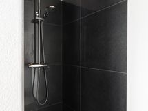 Myös yläkerrassa on suihku