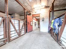 Vasemmalla varsomiskarsina, oikealla ponikarsinat
