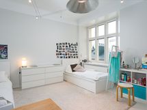 Makuuhuone alkuperäisessä koossa, väliseinä purettavissa.