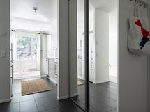 Eteisessä ulkovaatekaapisto.