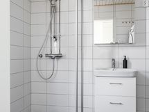 Kylpyhuoneessa myös ikkuna