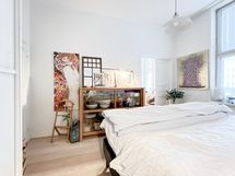 Tästä makuuhuoneesta on kulku myös kylpyhuoneeseen.