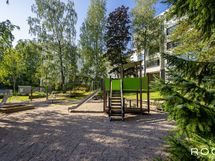 Vehreältä puistopihalta löytyy myös leikkialueita lapsiperheille.